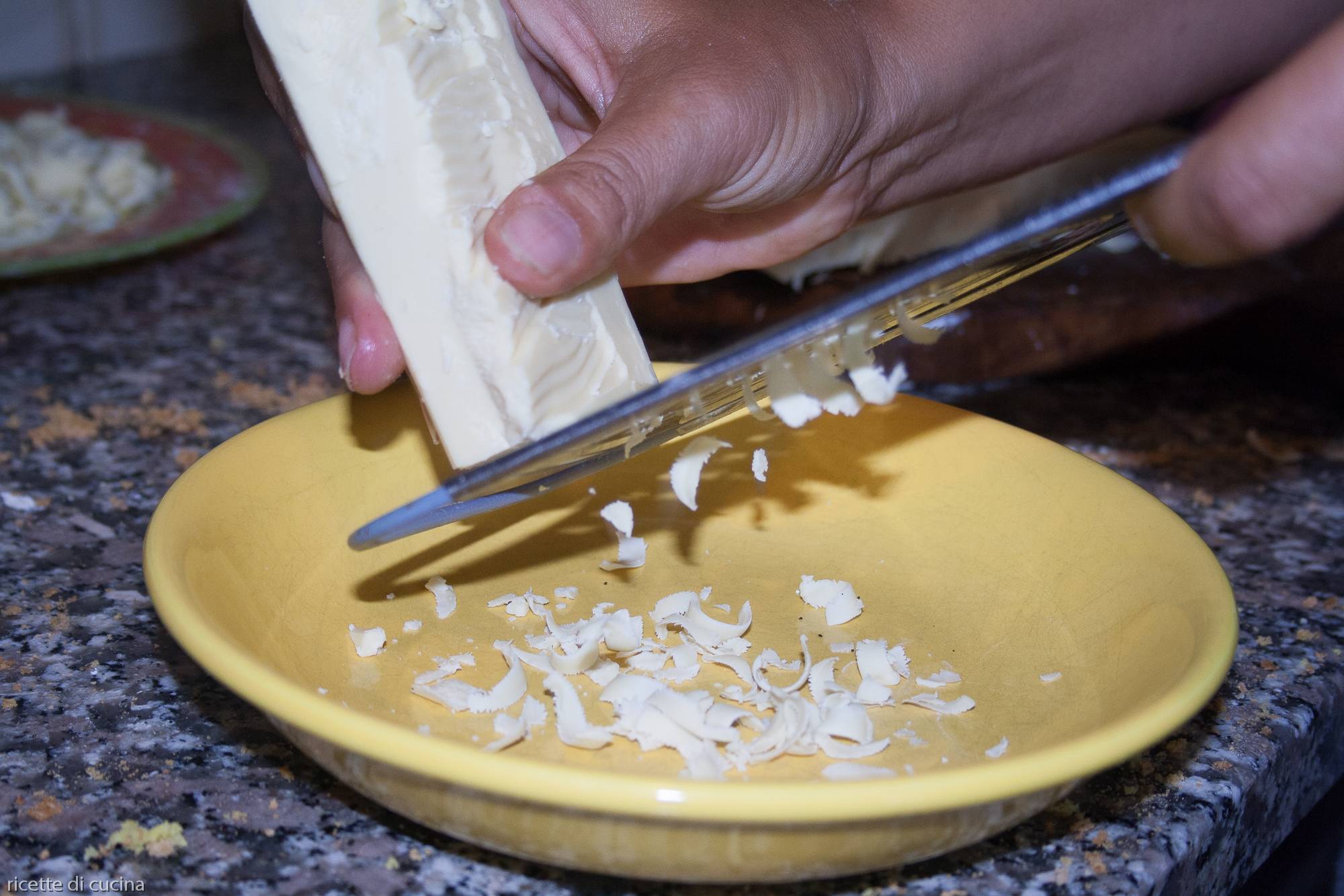 fare scaglie cioccolato bianco con grattugia