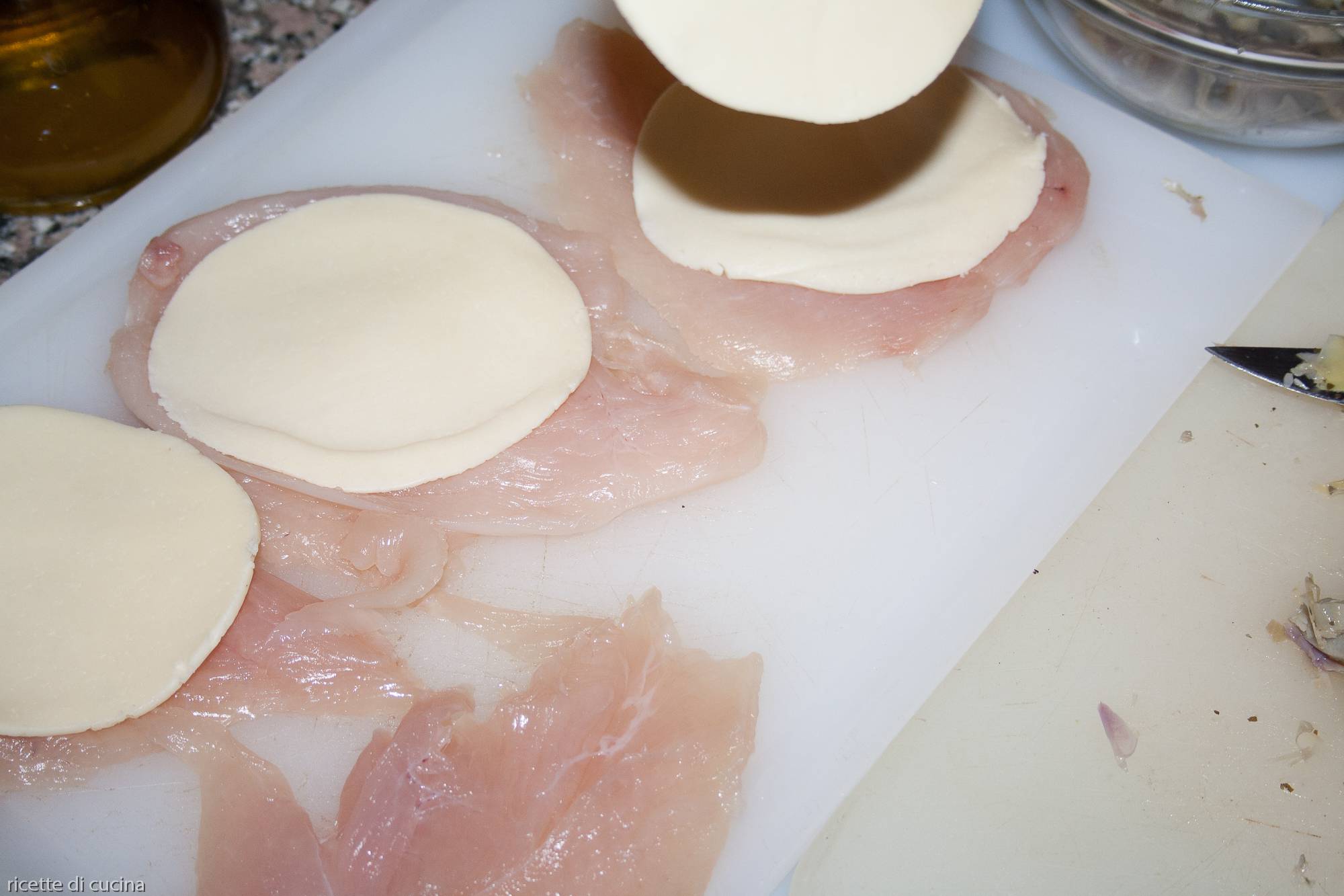 fette di formaggio filente su petto pollo