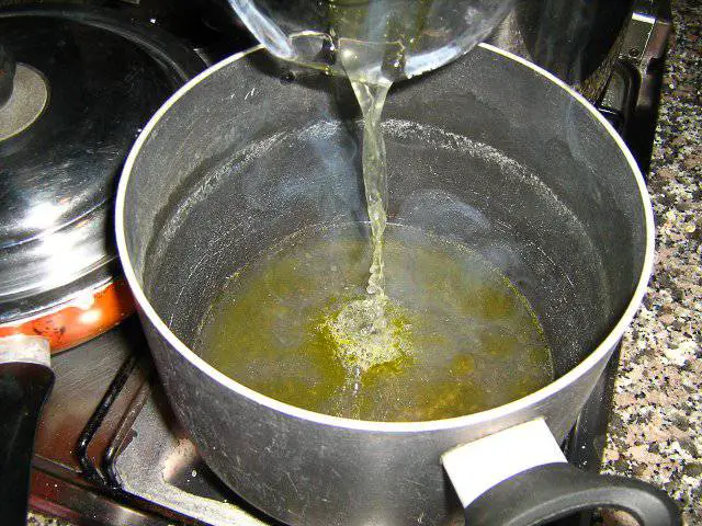 brodo vegetale in pentola