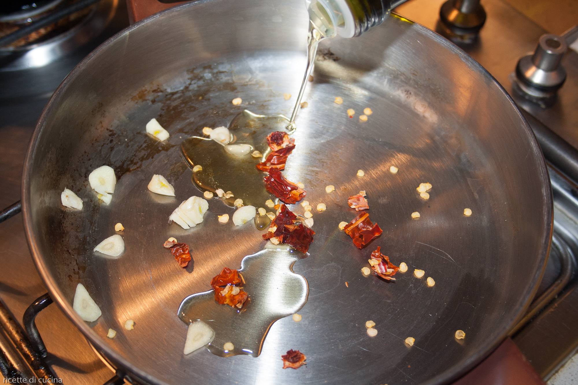 olio veersato in tegame con aglio perproncino
