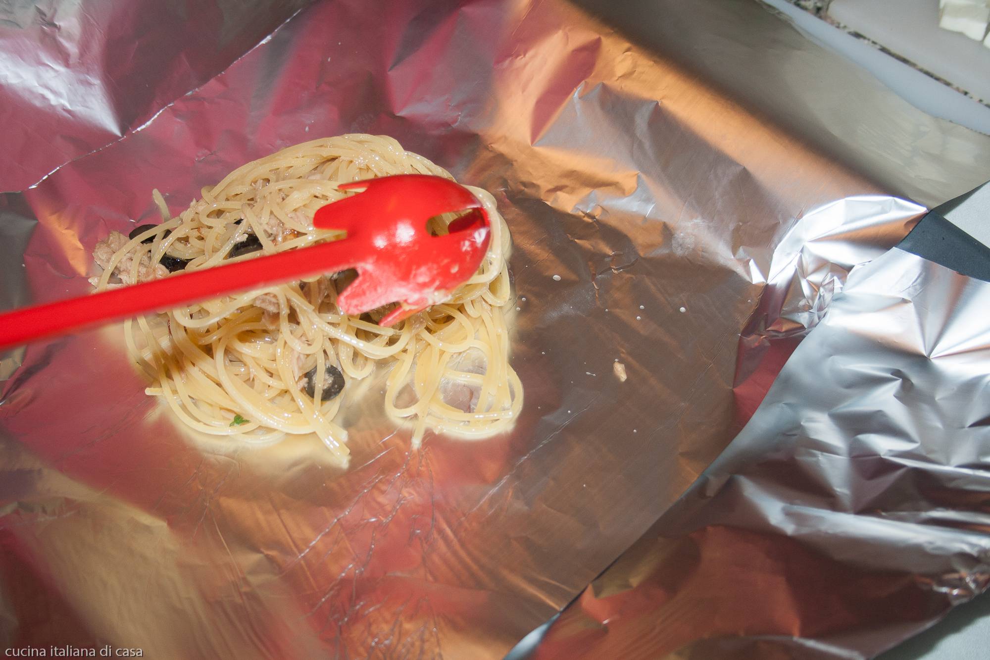 spaghetti su foglio di alluminio il cartoccio