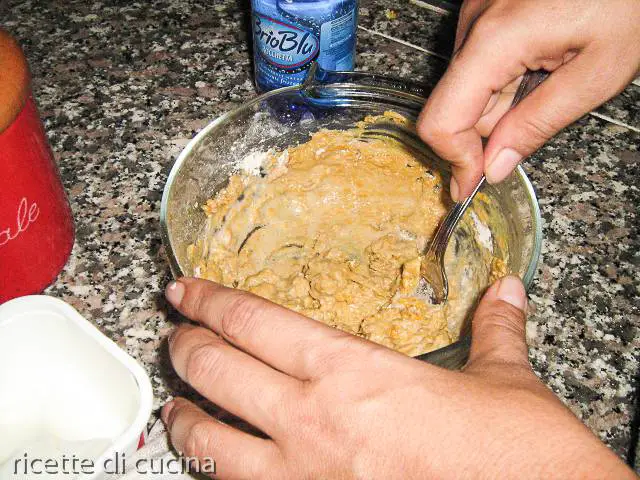 mescolare pastella per le frittelle di castagne