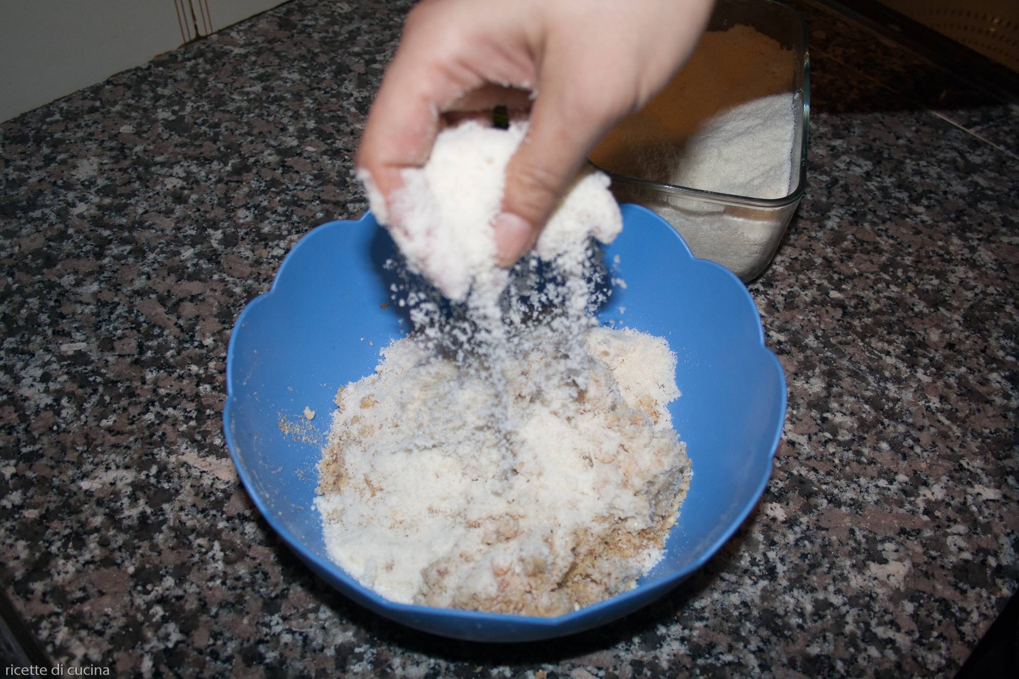 pecorino aggiunto a sugo noci