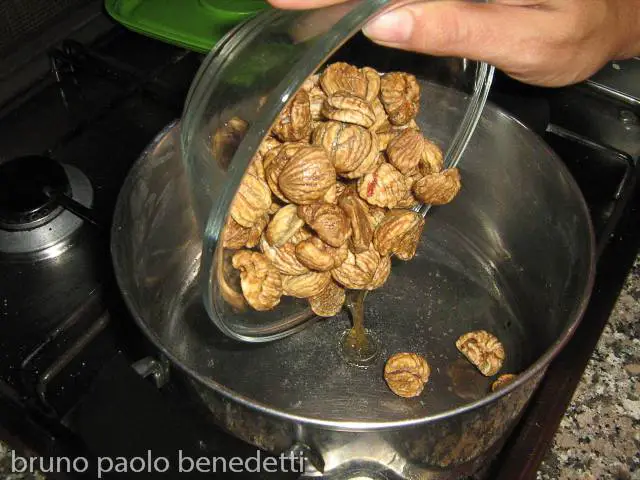 castagne secche versate in pentola