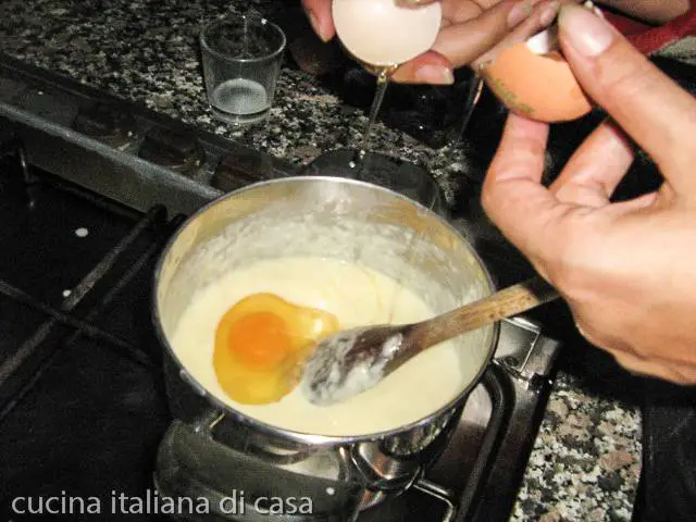uovo aggiunto a fonduta di pecorino