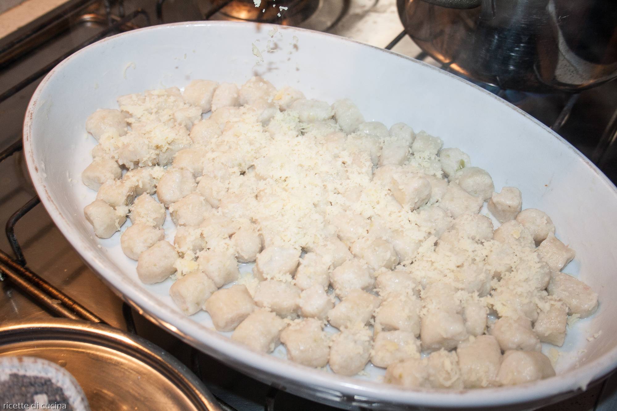 spolverare gnocchi con parmigiano