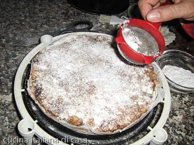 spolverare panforte Margherita di Siena con zucchero a velo