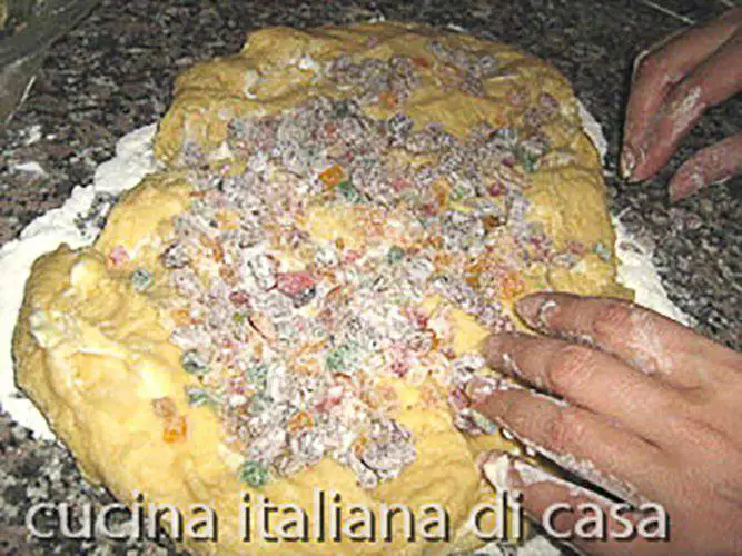 spargere canditi su impasto panettone milanese