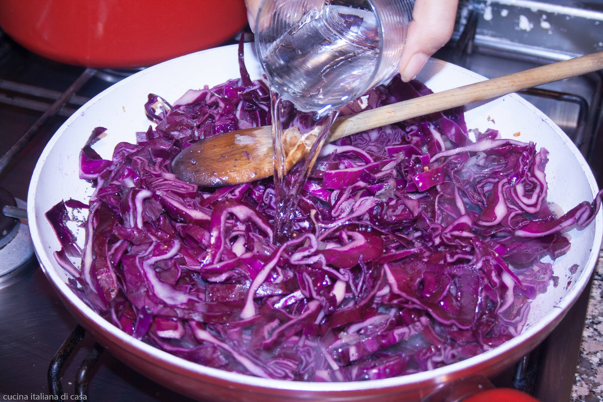 aggiungere acqua con bicchiere
