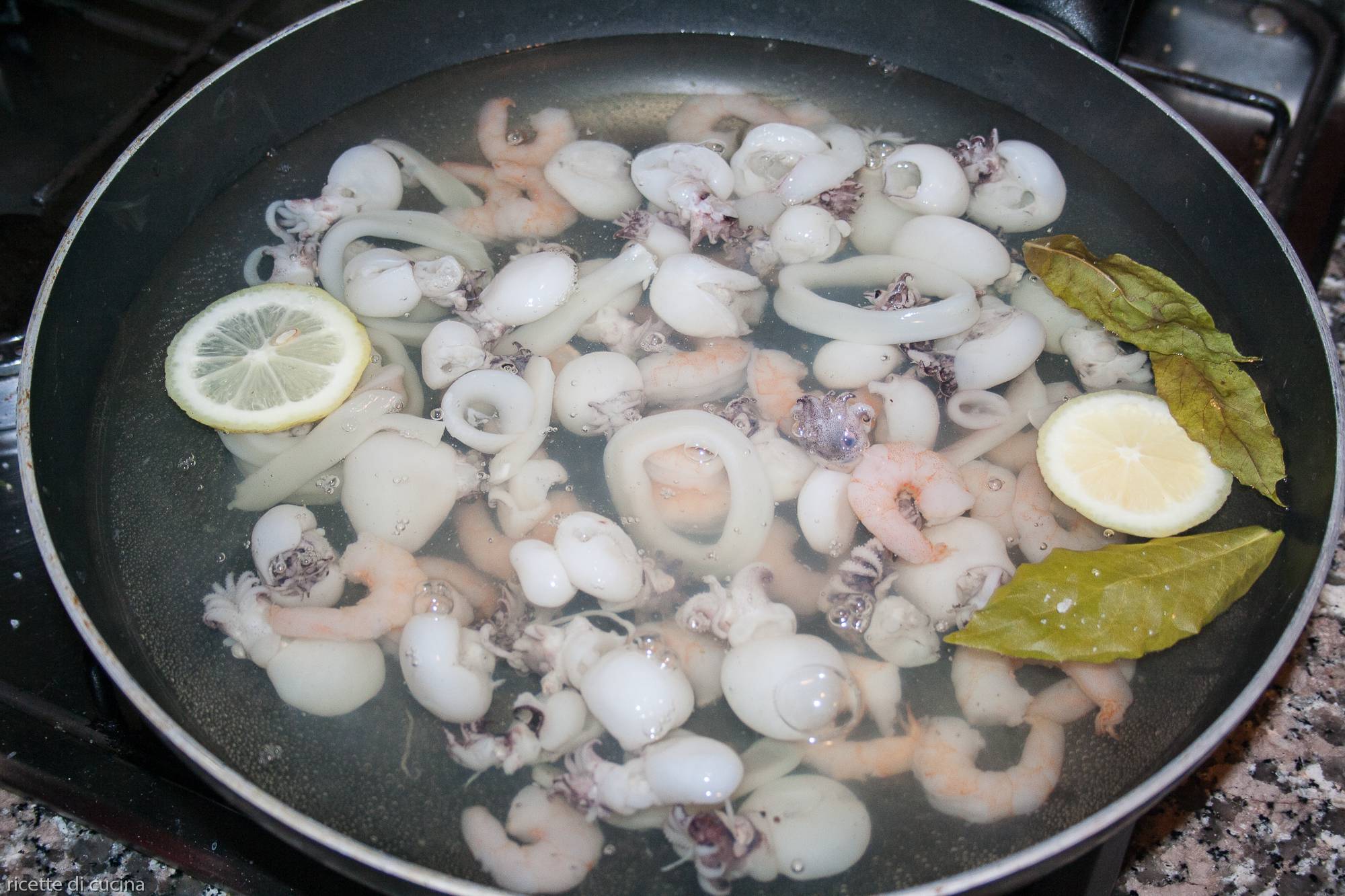 pesce in acqua a bollire