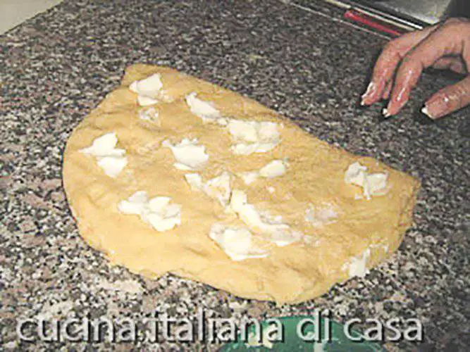 burro su pasta del panettone milanese