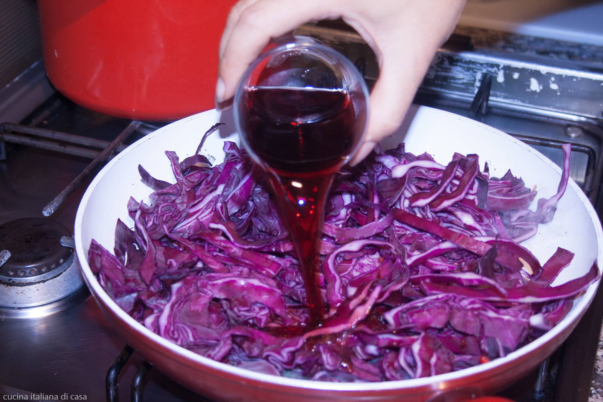 sfumare il cavolo rosso con vino