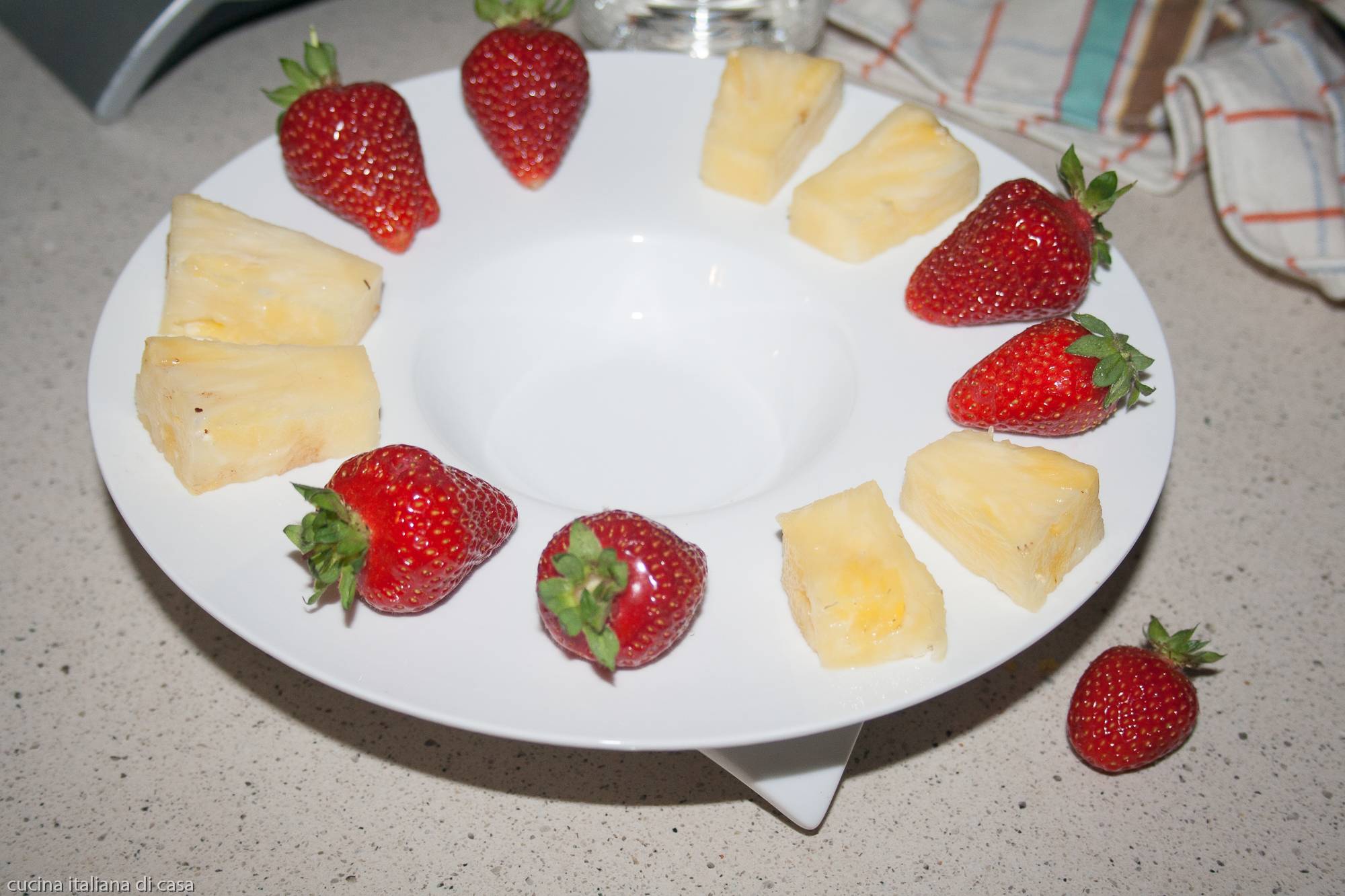 frutta su piatto bianco con cavità al centro