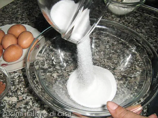 versare zucchero in ciotola