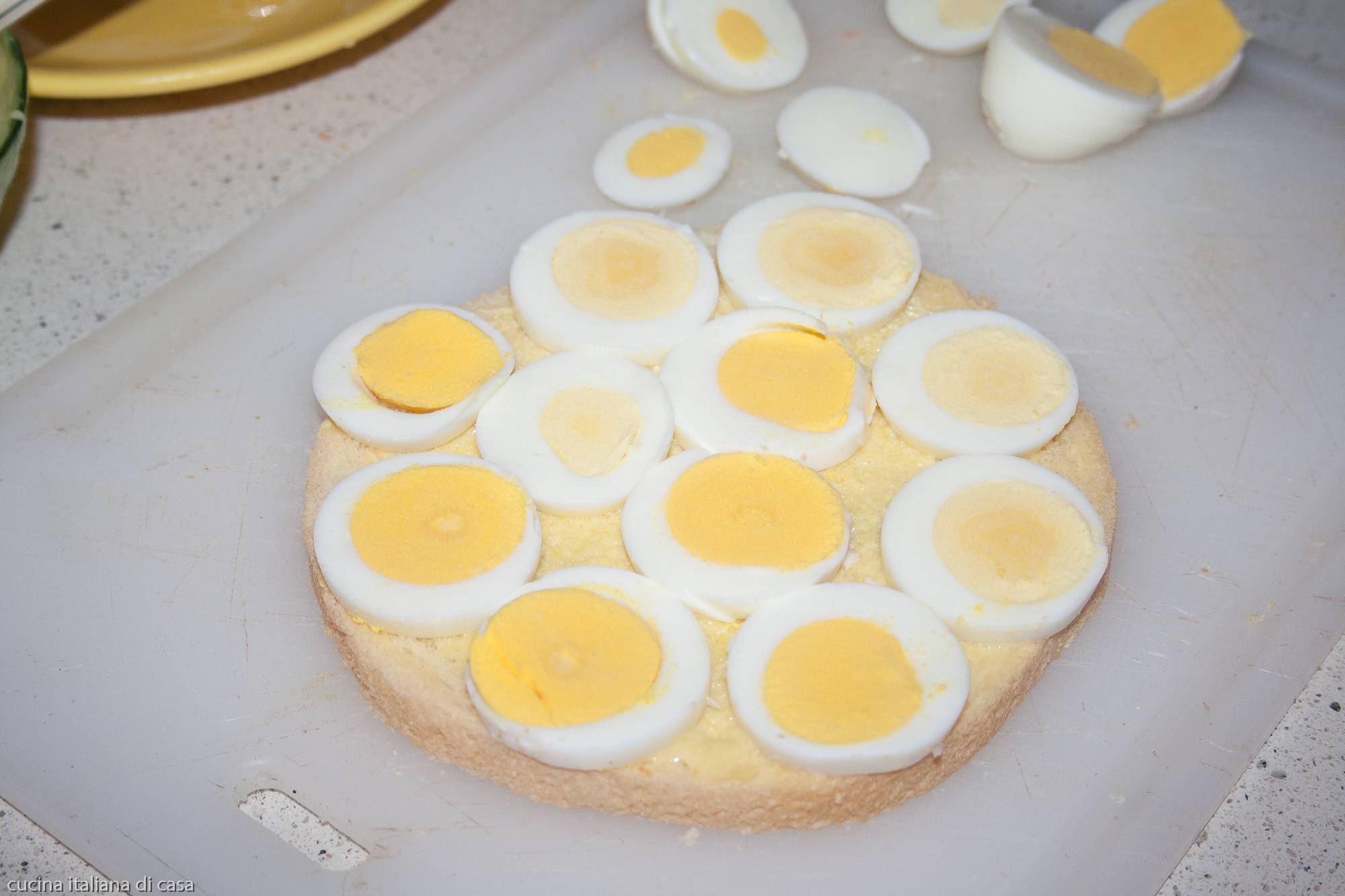 maionese e fette di uova sode