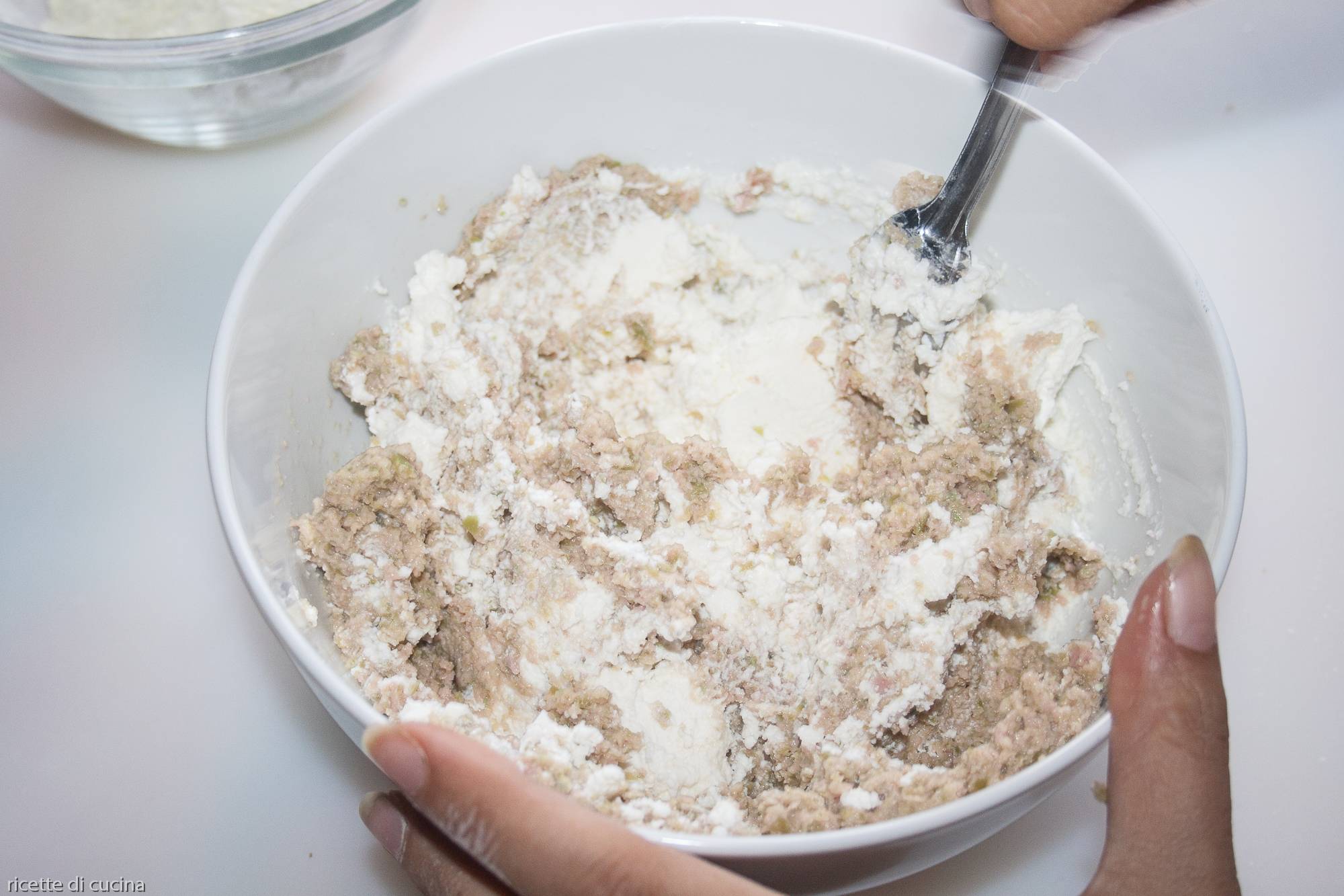 impastare ricotta e parmigiano