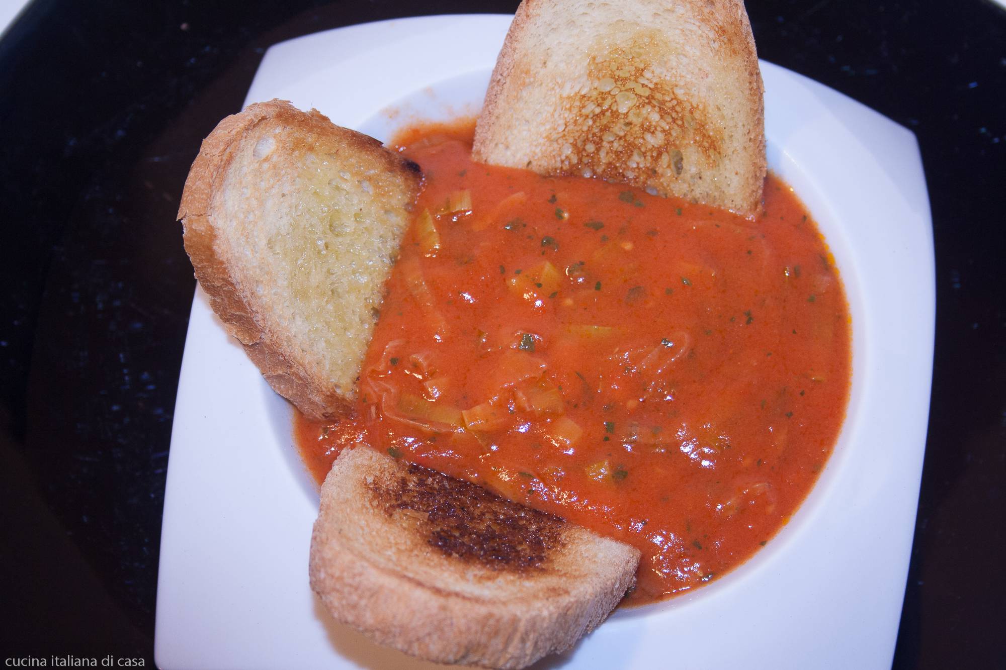 zuppa di pomodoro su croste pane abbrustolito