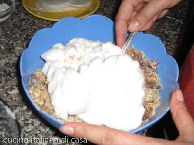 mescolare impasto per il panforte Margherita di Siena