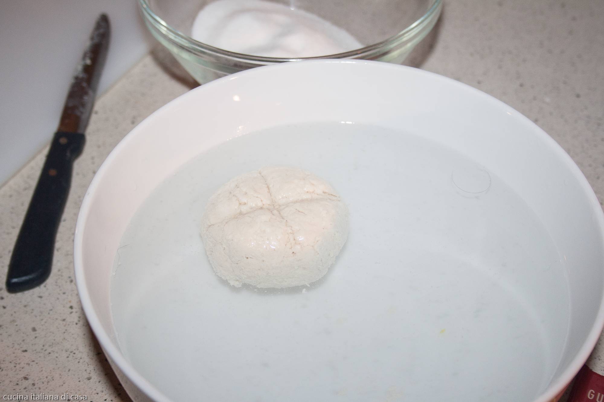 palla di lievito che galleggia