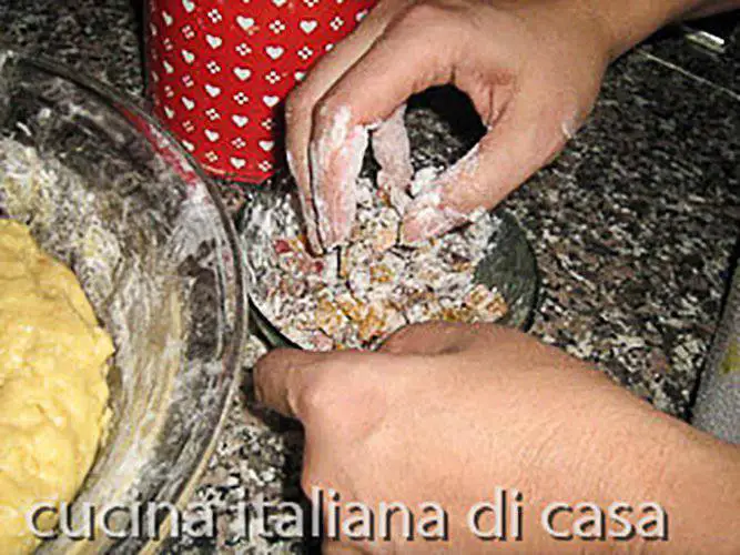 mescolare canditi del panettone milanese