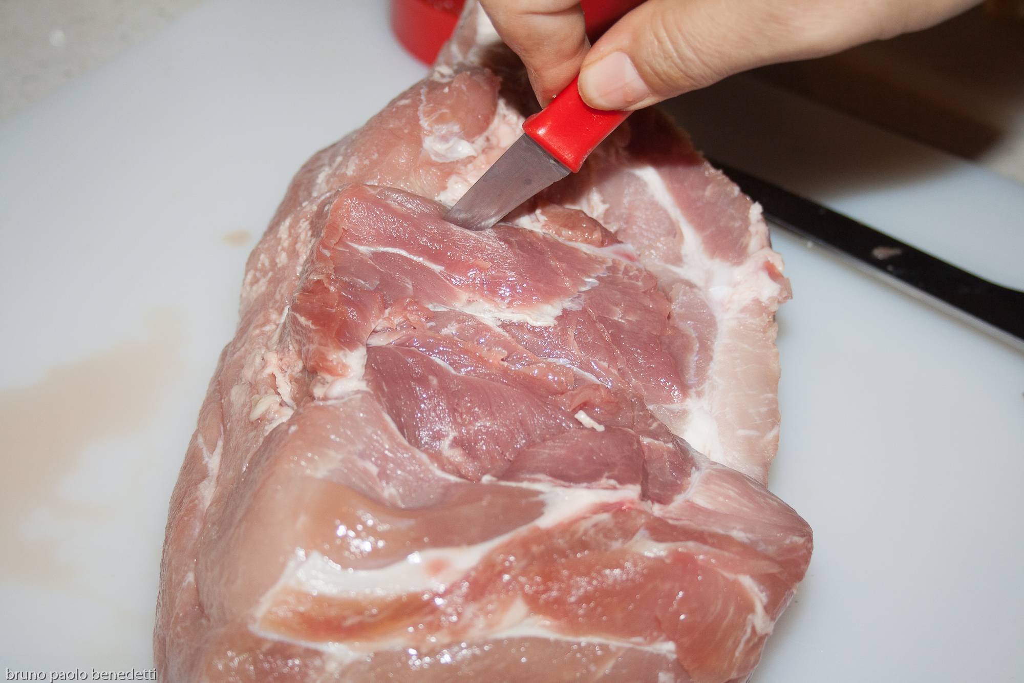 fare incisione su carne con coltellino