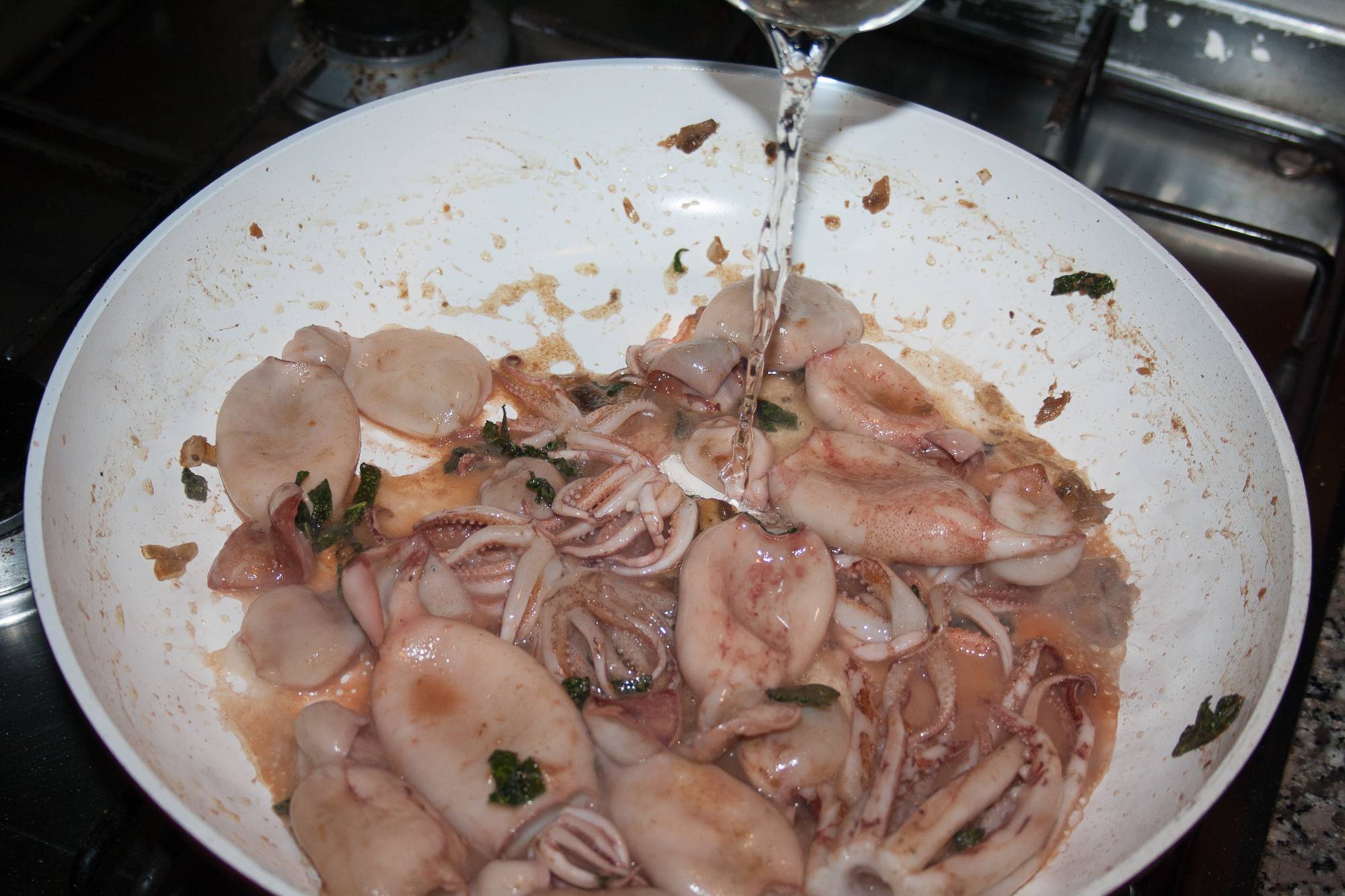 sfumare totani con vino bianco