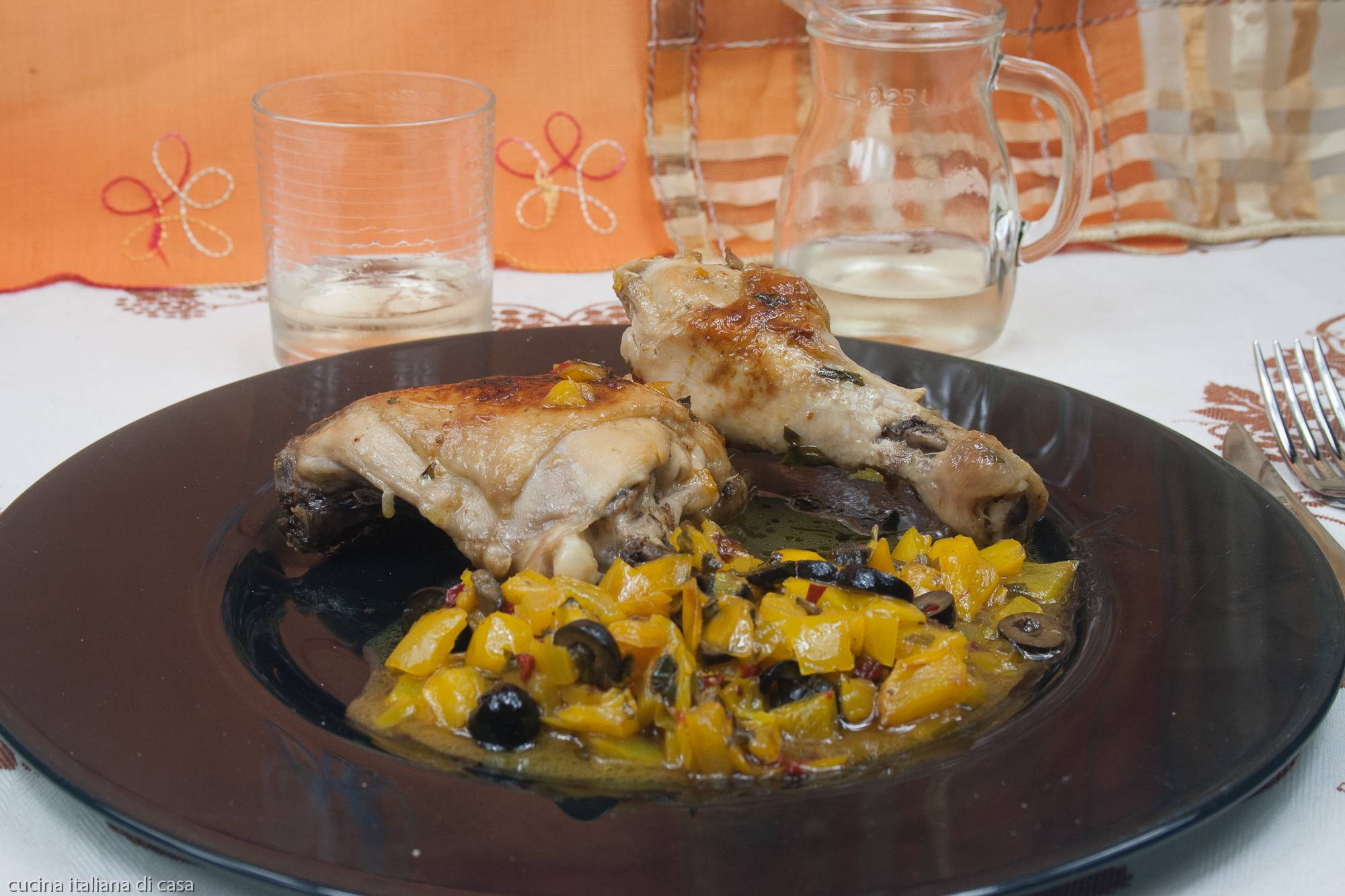 pollo ai peperoni su piatto nero