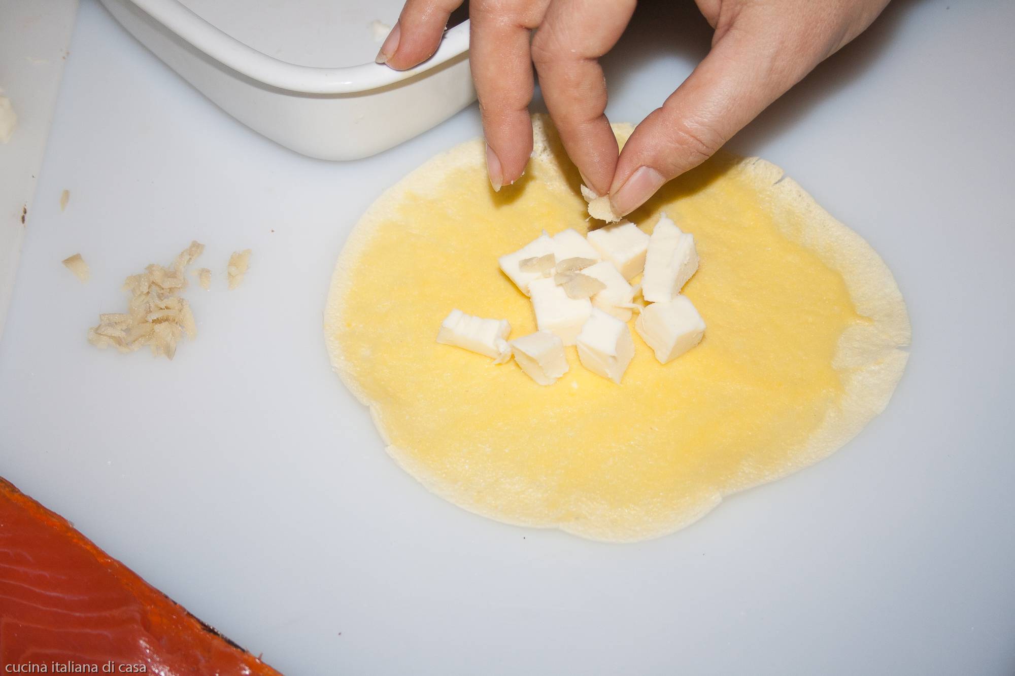 sistemare salmone e mozzarella in crespella (crêpe)