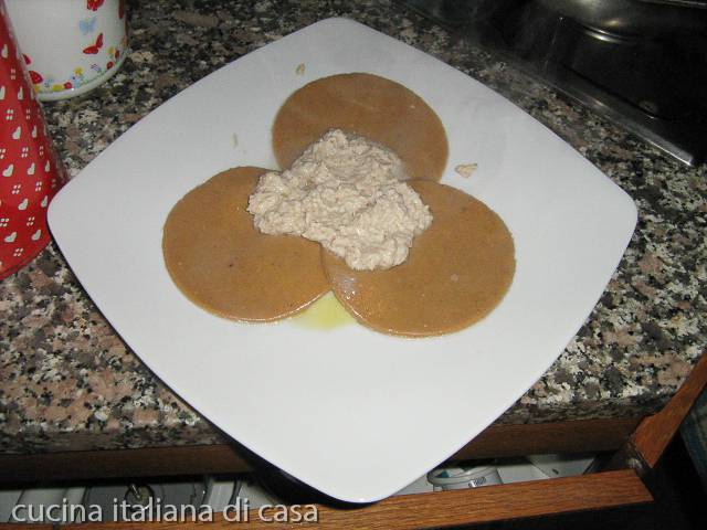 pasta di castagne su piatto