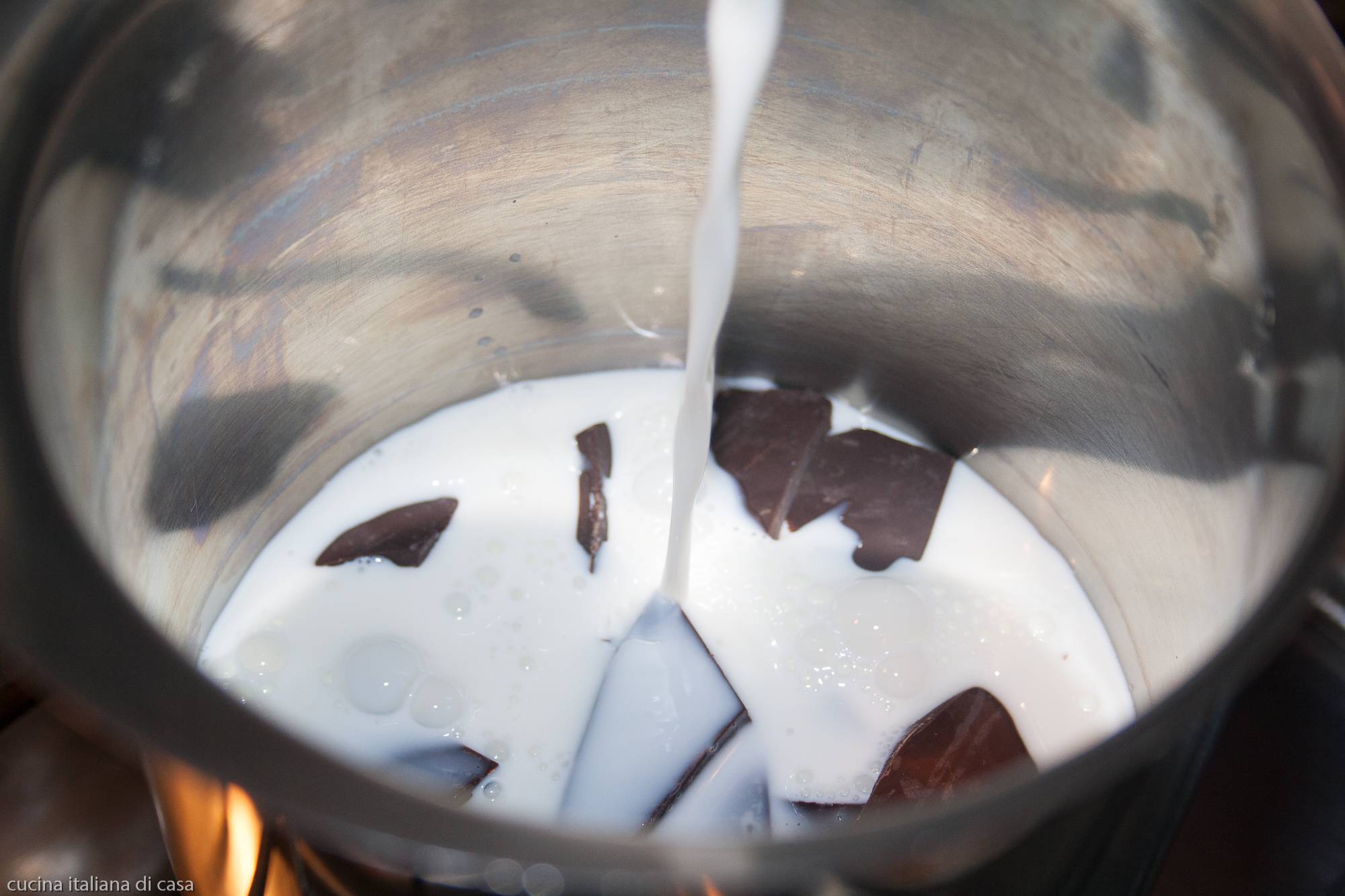 cioccolato in latte verssato