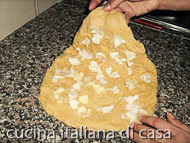 piegare pasta del panettone milanese