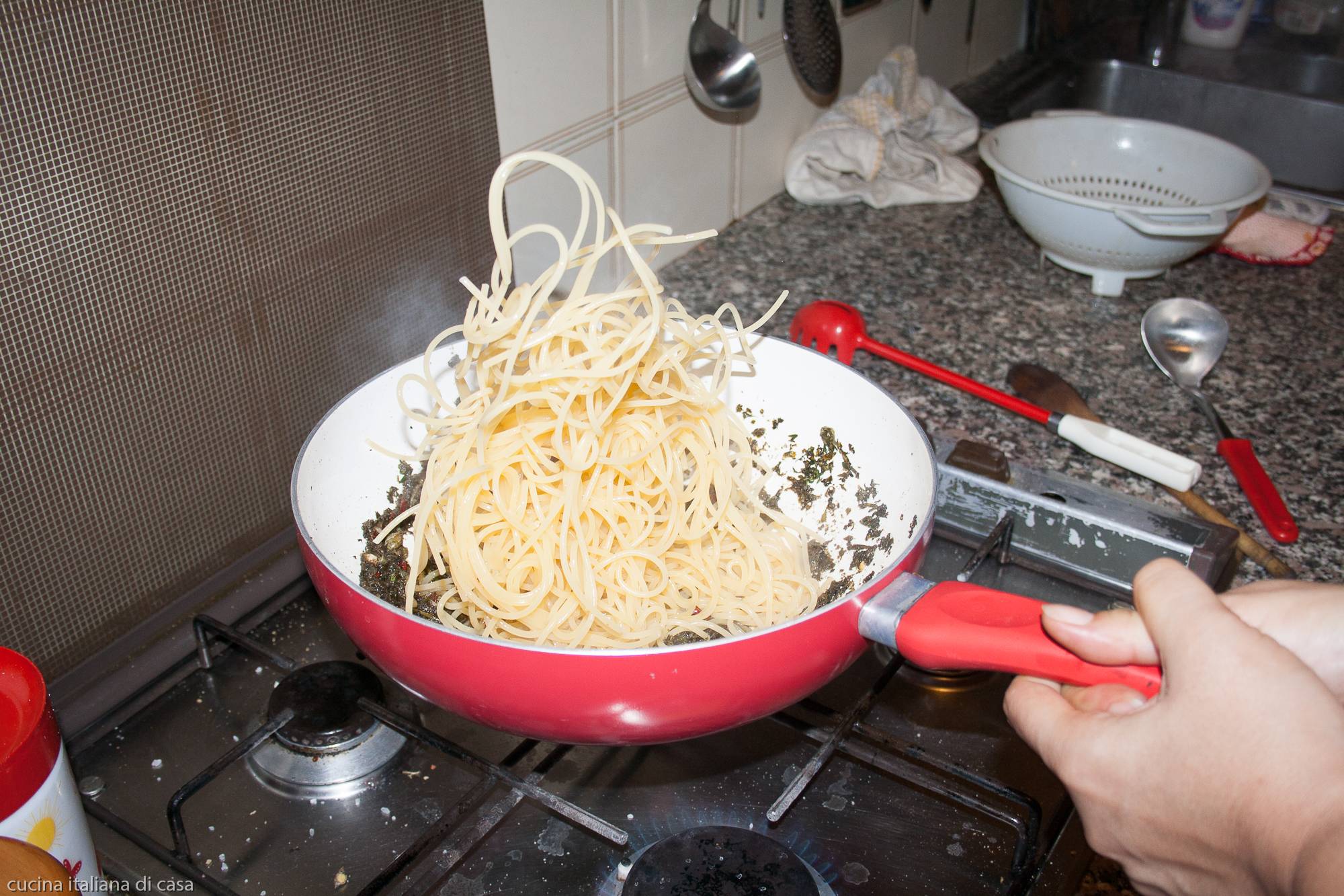 saltare spaghetti alla puttanesca