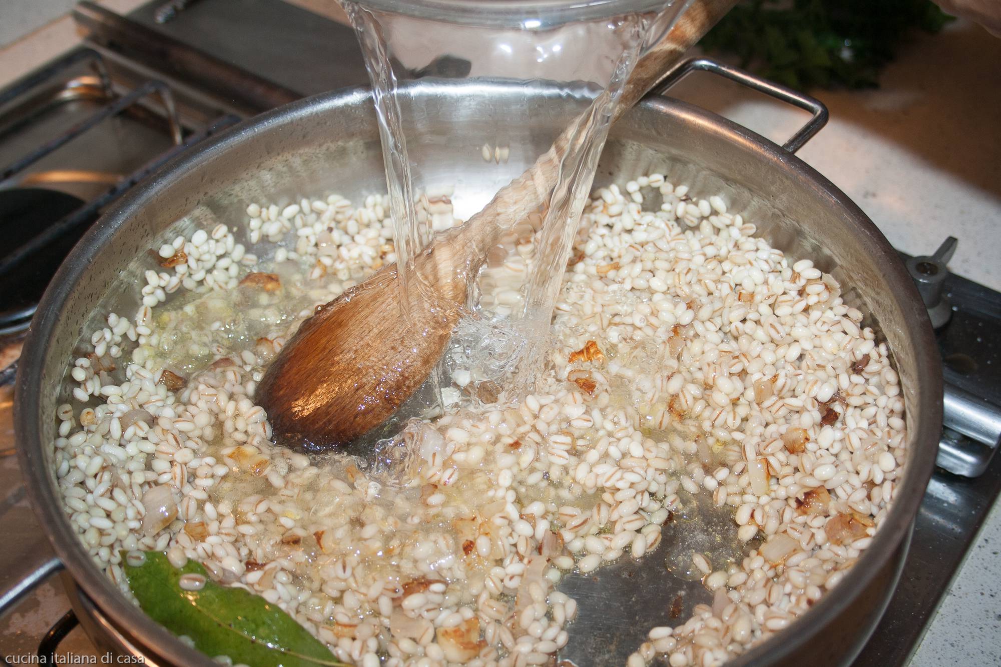 versare acqua su orzo