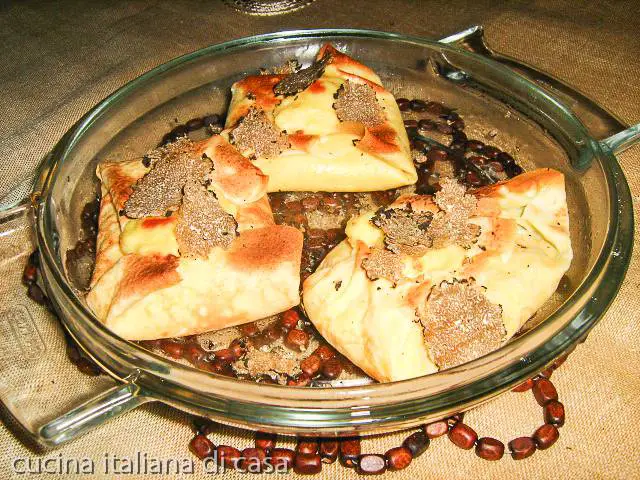 crespelle (crepes) con fonduta di pecorino e tartufo nero pronte