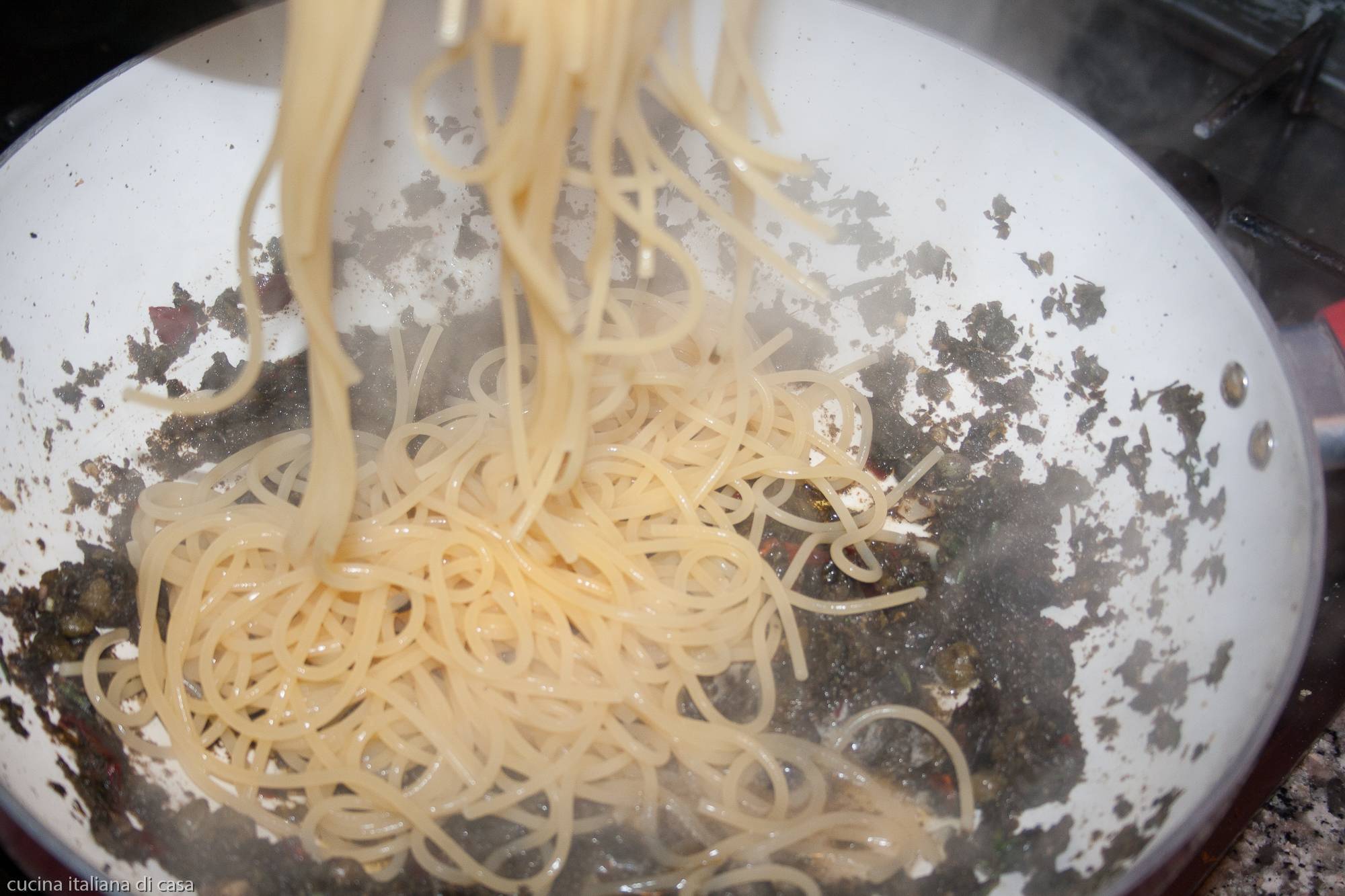 aggiungere spaghetti a sugo