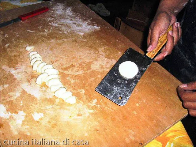 dischetto pasta su mannaia