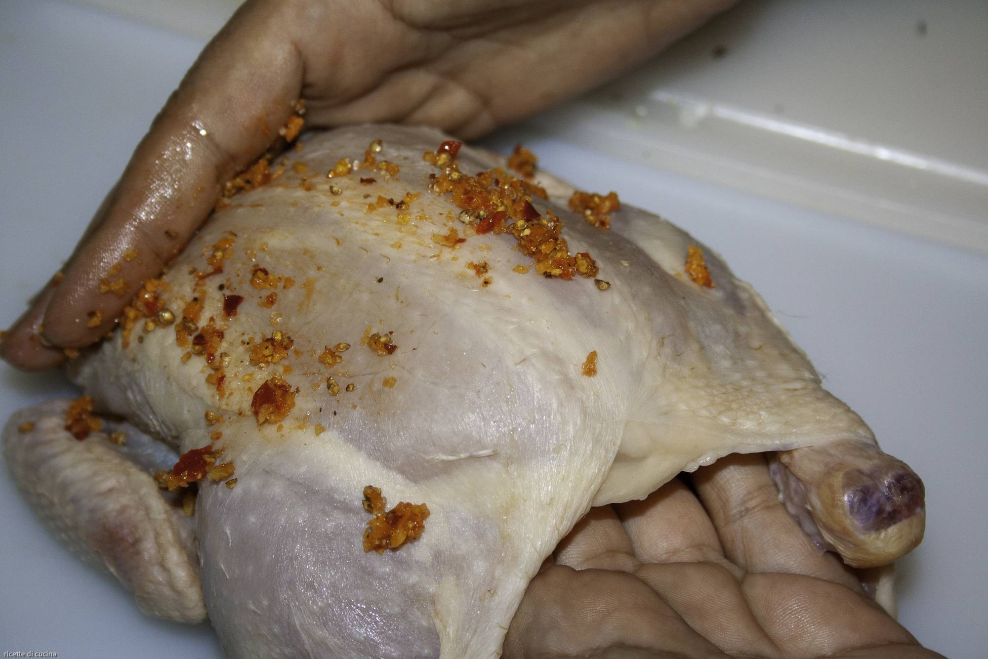 massaggiare pollo con perproncino e pepe