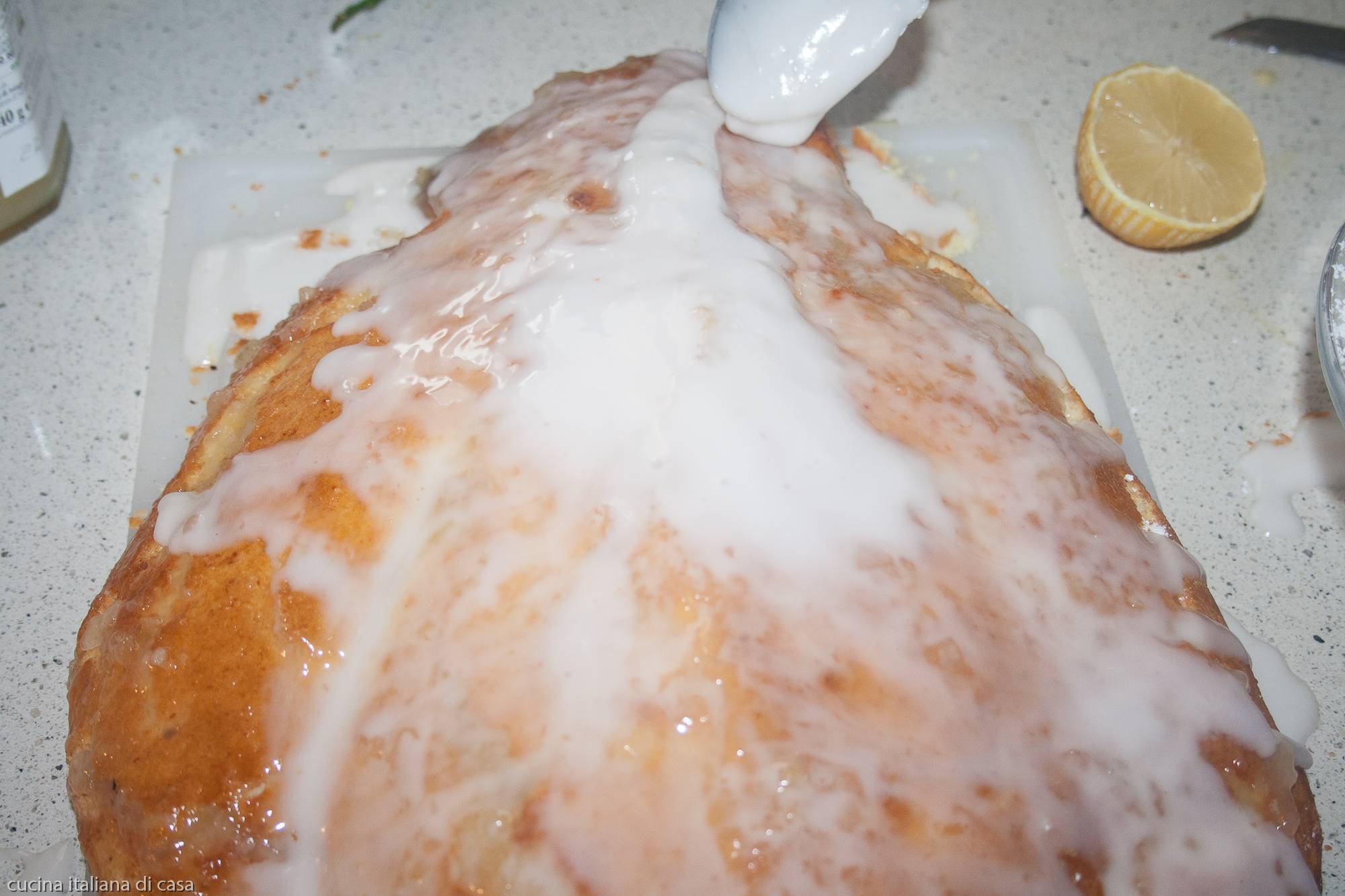 spalmare glassa con cucchiaio su colomba