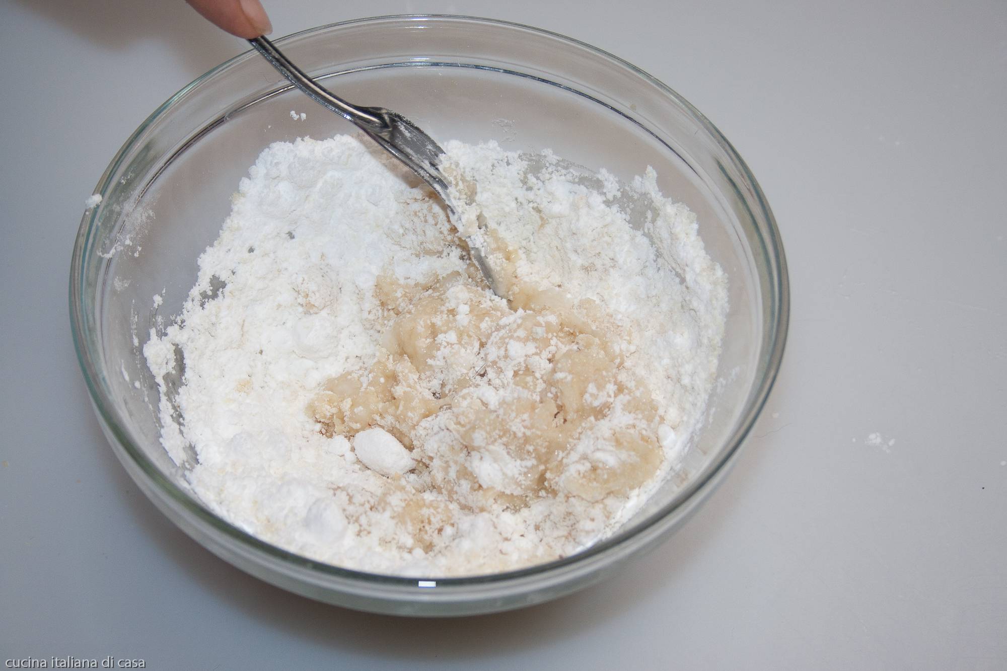 mescolare impasto per marzapane