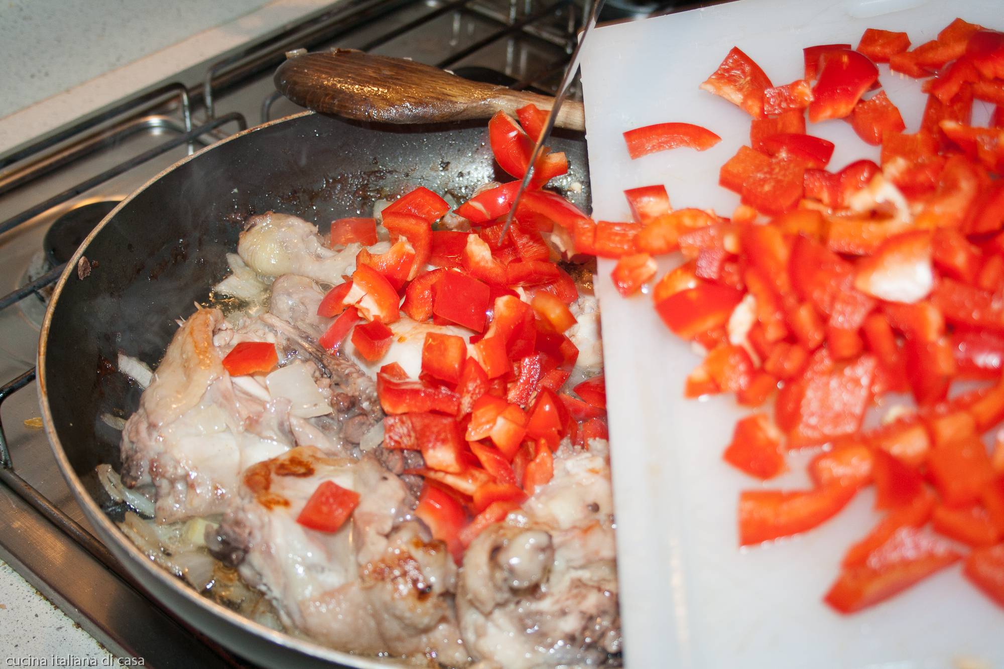 unire peperoni a pollo con verdure in pentola