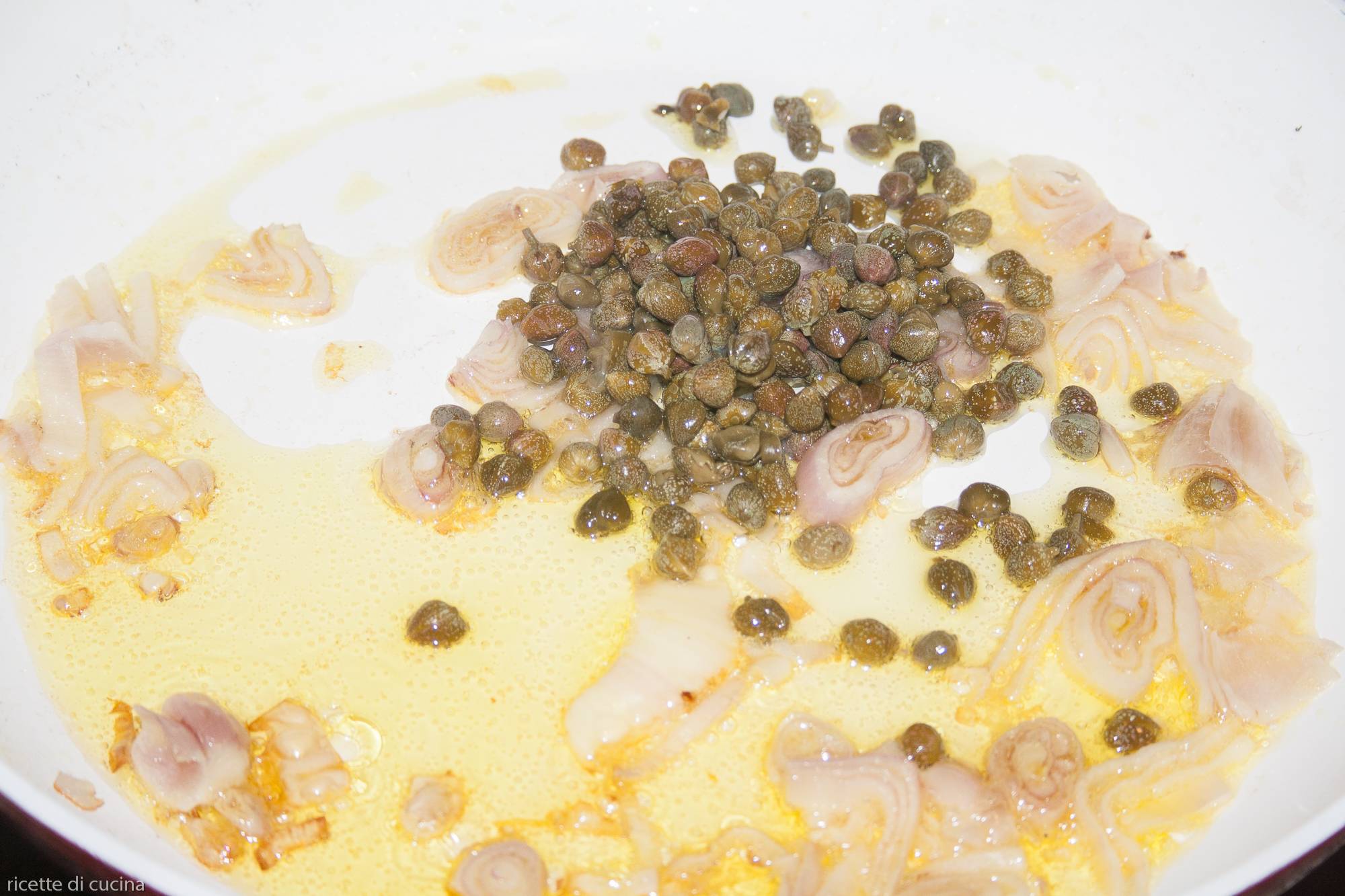 capperi con cipolla in padella