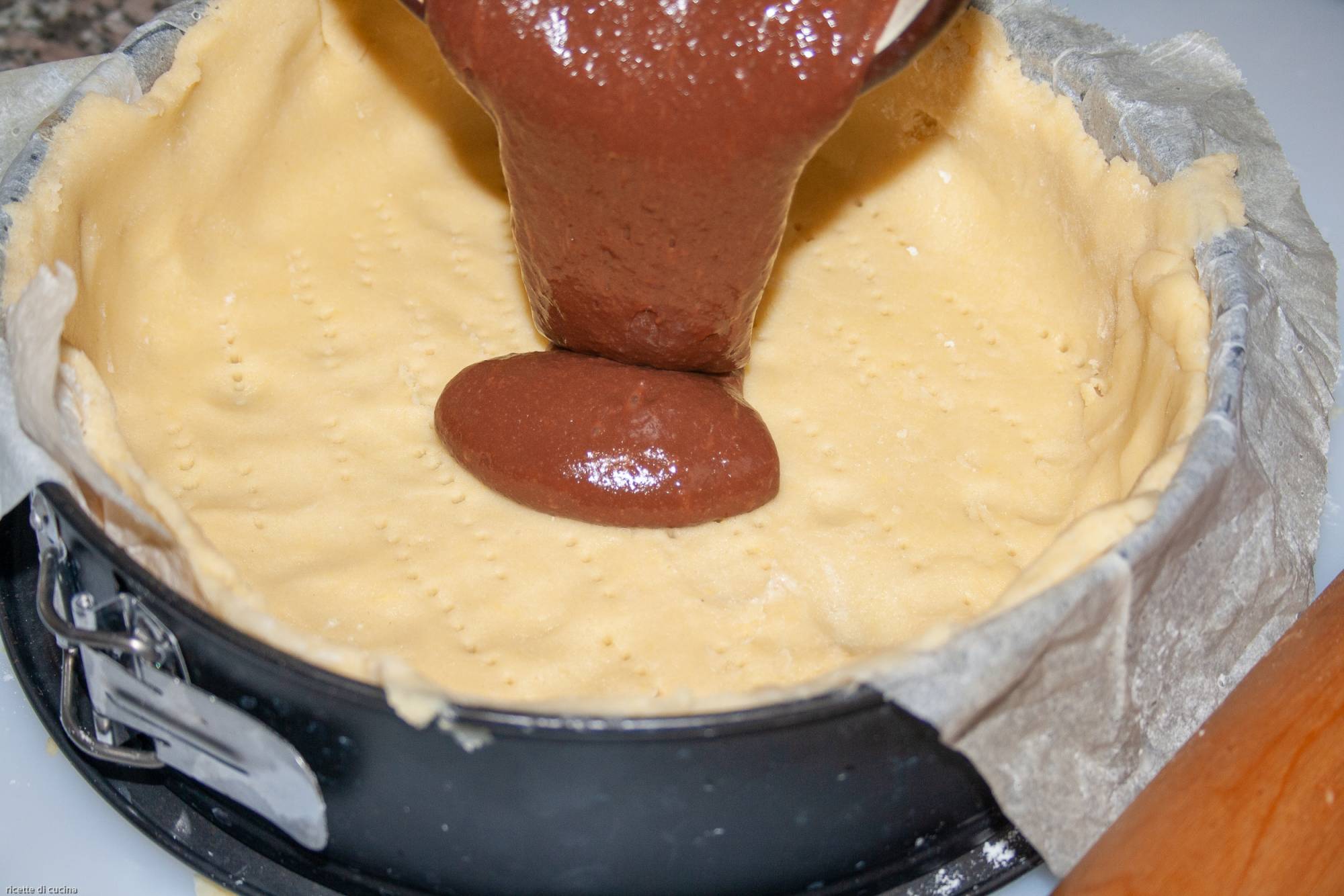 versare crema pasticcera al cacao