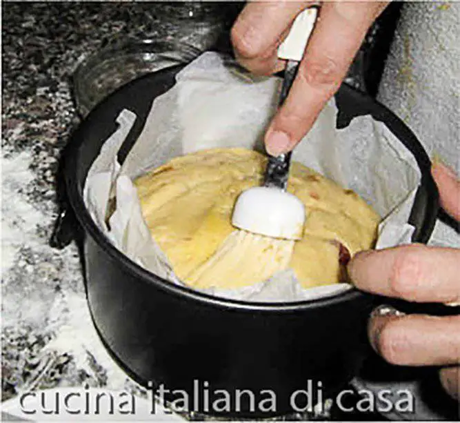spennellare superficie panettone milanese