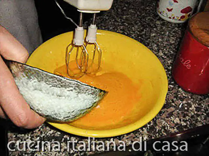 unire zucchero e sale a uova
