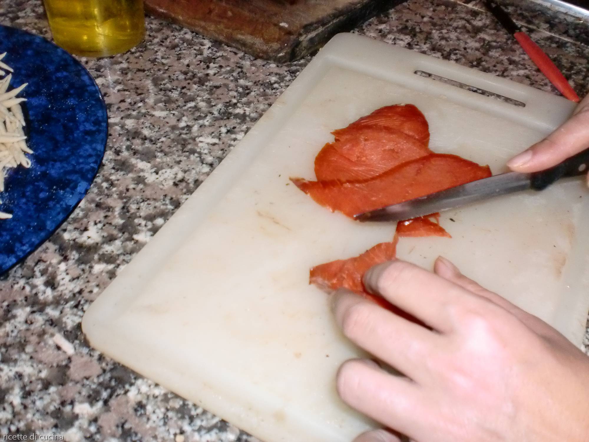 tagliare salmone affumicato su tagliere