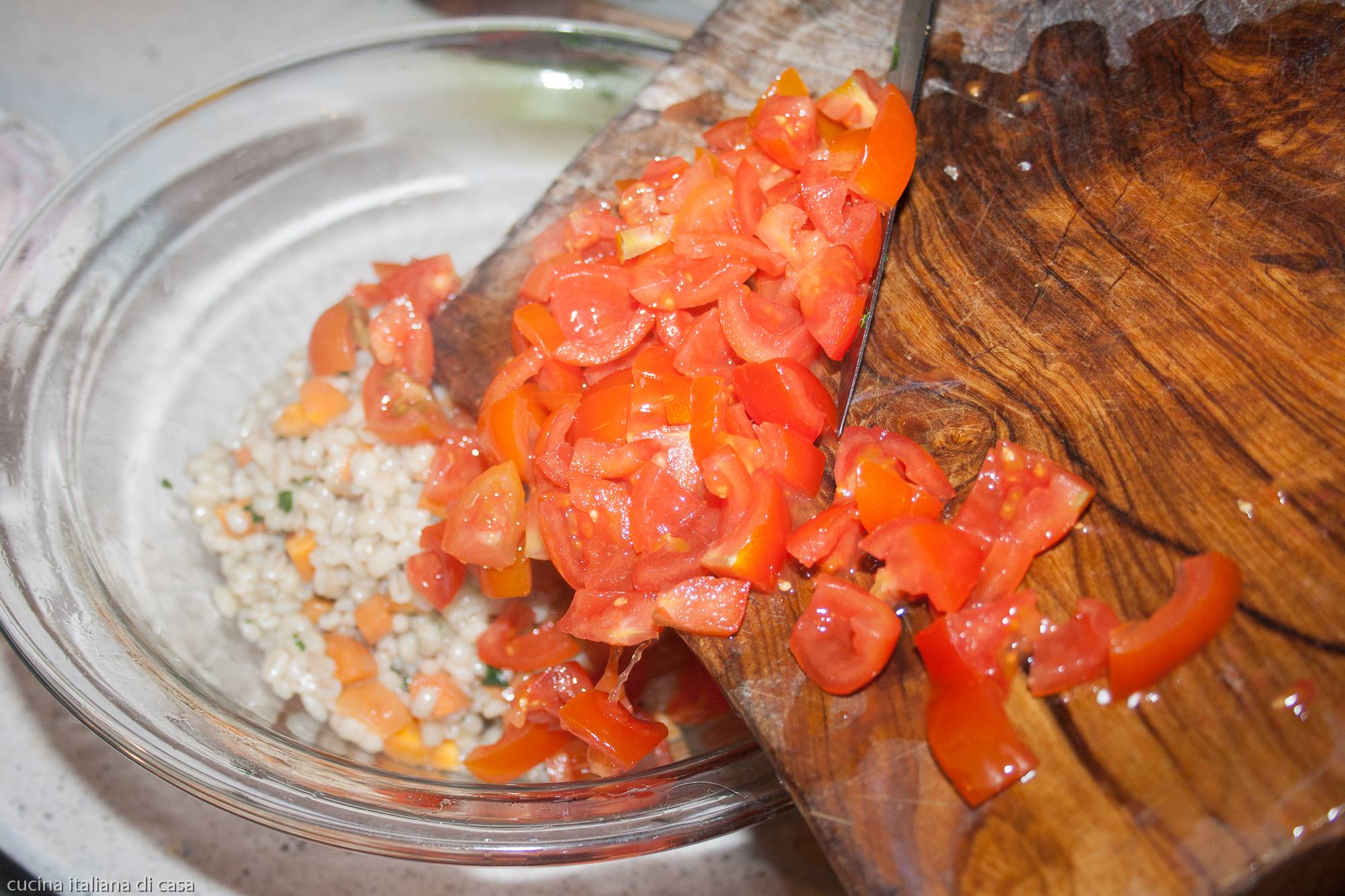unire pomodori a orzo