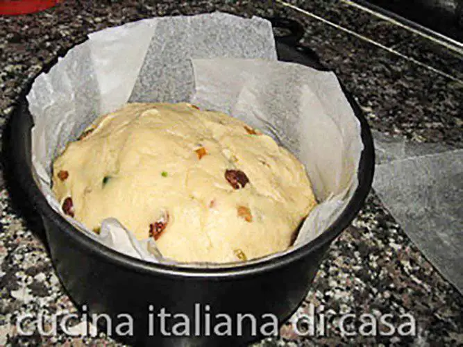 panettone milanese in stampo