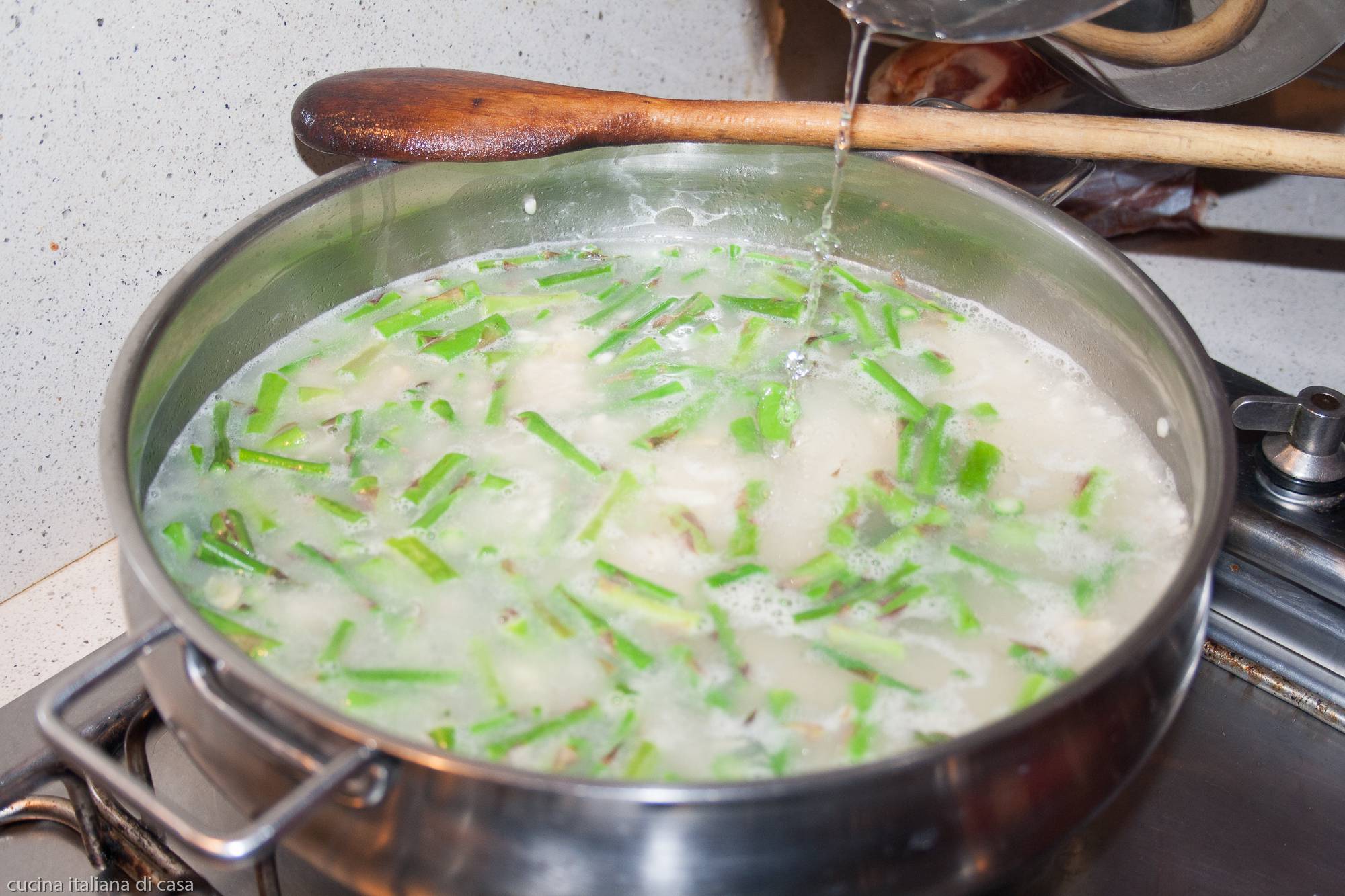 aggiungere acqua asparagi a riso in cottura
