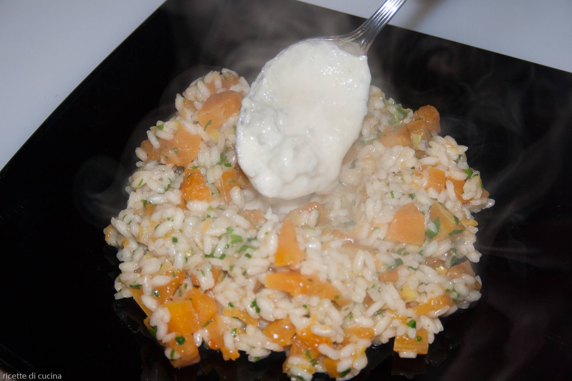 riempire centro risotto con fonduta di gorgonzola