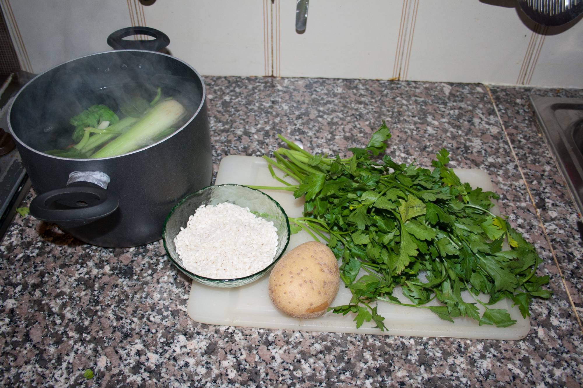 brodo vegetale in pentola